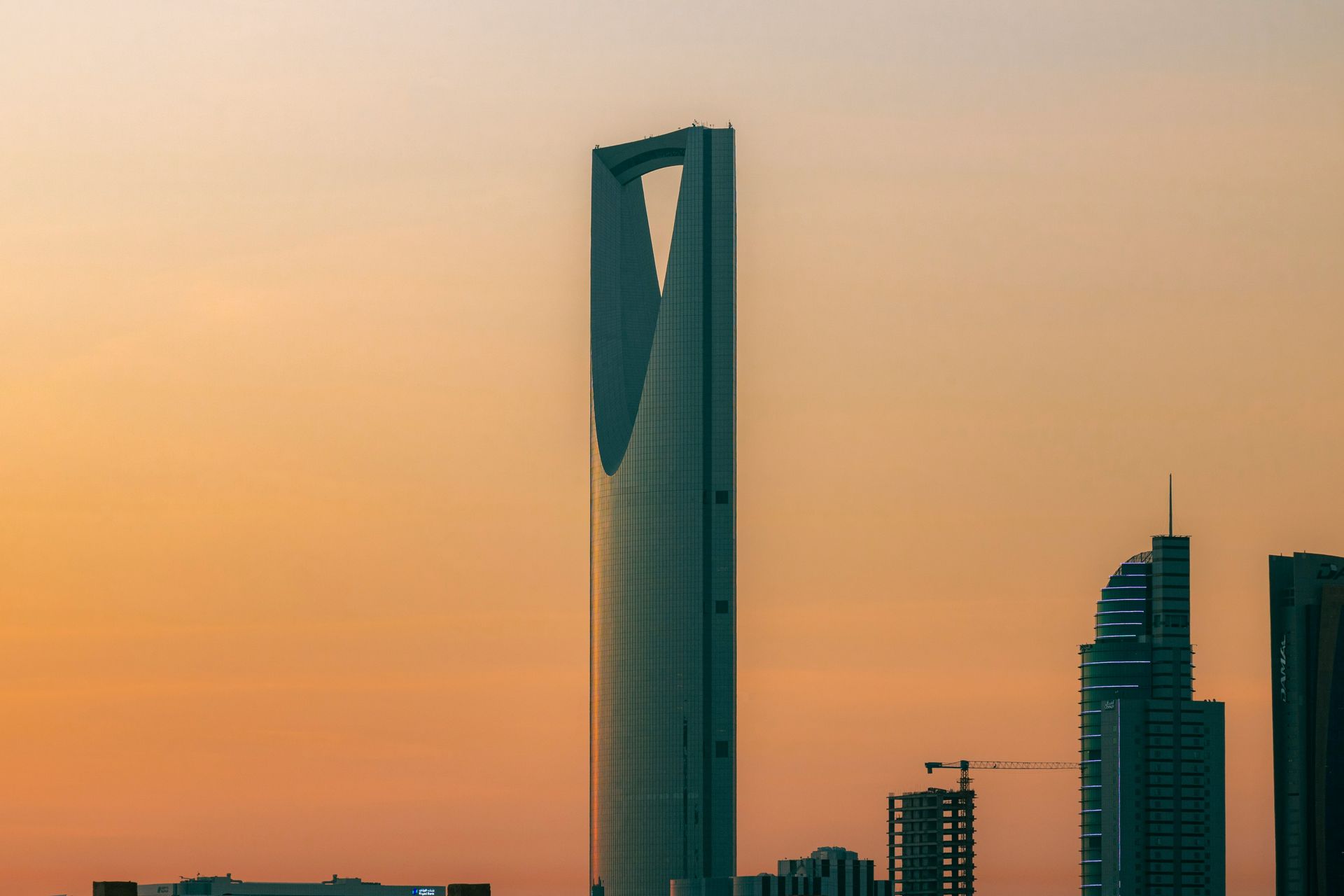 برج المملكة في الرياض عند الغروب